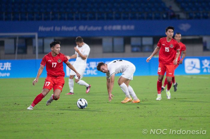 Pemain timnas U-24 Indonesia, Syahrian Abimanyu saat menghadapi Kirgistan dalam laga perdana grup F Asian Games 2022, di Zhejiang Normal University East Stadium, Jinhua, China pada Selasa (19/9/2023).