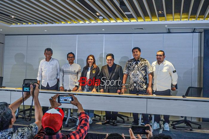Ketua Umum PSSI, Erick Thohir (tengah), memperkenalkan tim Satgas Independen Mafia Bola yang beranggotakan Najwa Shihab hingga Akmal Marhali.