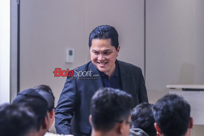 Ketua Umum PSSI, Erick Thohir, sempat tersenyum saat hadir di Menara Danareksa, Gambir, Jakarta, Rabu (20/9/2023).