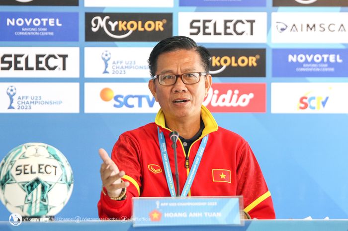 Pelatih Timnas U-24 Vietnam, Hoang Anh Tuan, mendapat cibiran dari penggemarnya sendiri usai timnya tersingkir di Asian Games 2022.