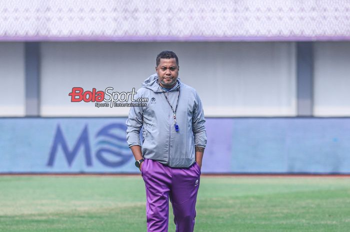 Pelatih Persita Tangerang, Divaldo Alves, sedang memantau para pemainnya berlatih di Stadion Indomilk Arena, Tangerang, Banten, Kamis (21/9/2023).
