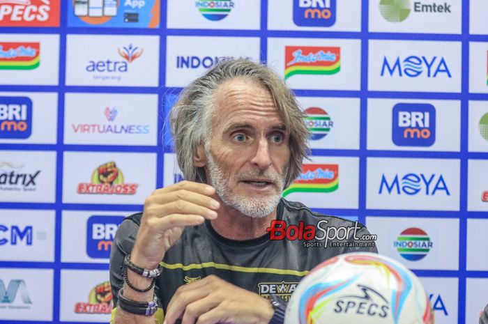 Pelatih Dewa United, Jan Olde Riekerink, sedang memberikan keterangan kepada awak media di Stadion Indomilk Arena, Tangerang, Banten, Kamis (21/9/2023).