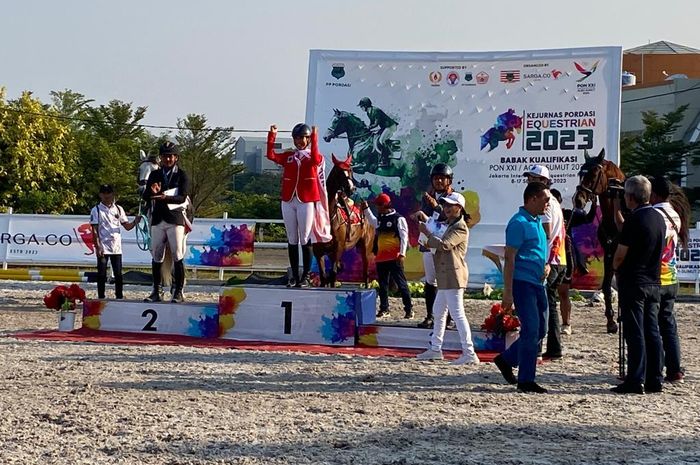 Sejumlah kontestan dari Jawa Barat berhasil meraih medali pada ajang Kejurnas Equestrian Pordasi 2023 di Jakarta International Equestrian Park Pulomas (JIEPP), Jakarta.