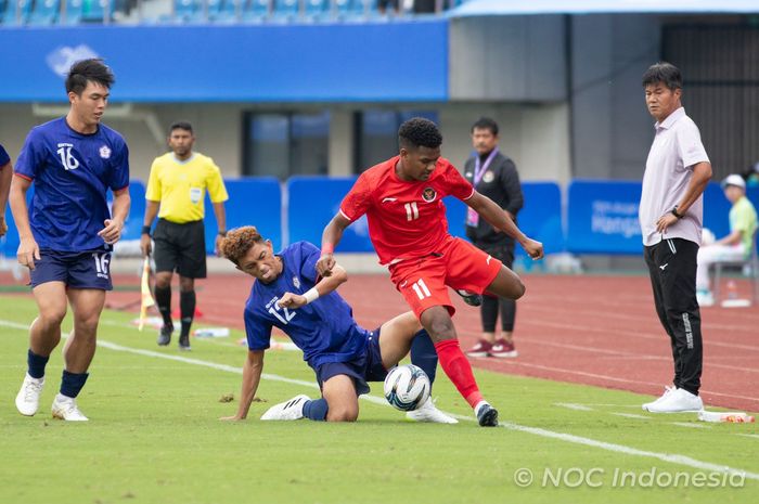 Striker timnas U-24 Indonesia, Ramai Rumakiek, saat menghadapi pemain Taiwan
