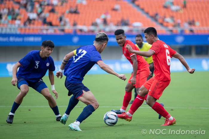 Gelandang timnas U-24 Indonesia, Ananda Raehan, saat berduel dengan pemain Taiwan
