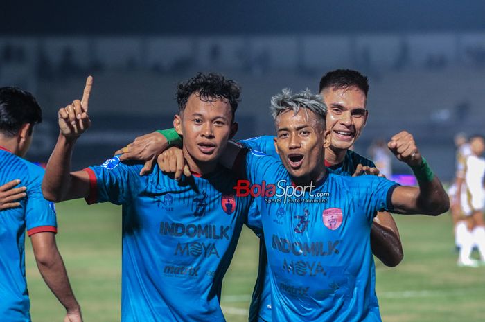 (Dari kiri ke kanan) Esal Sahrul, Muhammad Toha, dan Christian Mangaron Rontini sedang seleberasi gol dalam laga pekan ke-13 Liga 1 2023 antara Persita Tangerang versus Dewa United di Stadion Indomilk Arena, Tangerang, Banten, Jumat (22/9/2023).