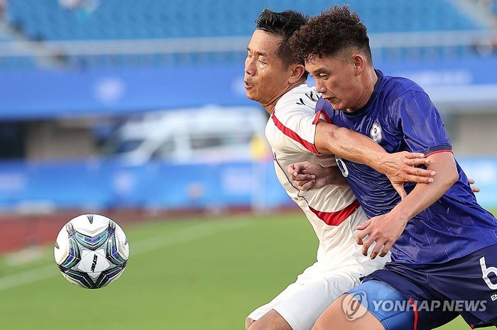 Penyerang Korea Utara, Kim Kuk-jin saat berduel dengan pemain Taiwan dalam laga grup F Asian Games 2022.