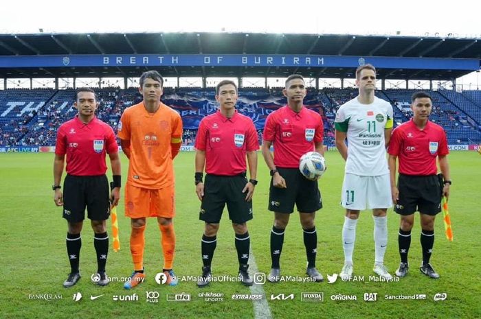 Wasit asal Malaysia, Muhammad Nazmi Nasaruddin (ketiga dari kanan) bersama dua asistennya memimpin laga antara Buriram United dan Zhejiang FC di Liga Champions Asia.