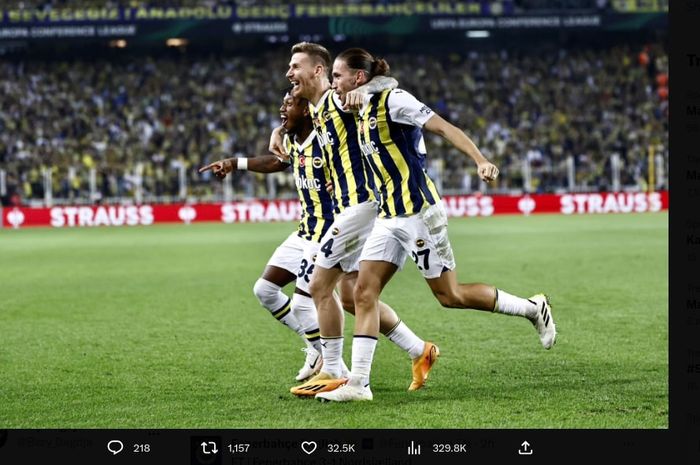 Fred (kiri) dan rekan setimnya merayakan gol Fenerbahce ke gawang Nordsjaelland di partai UEFA Conference League (21/9/2023).