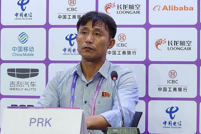 Pelatih Korea Utara, Sin Yong-nam usai memastikan diri lolos 16 besar Asian Games 2022, pada Kamis (21/9/2023)