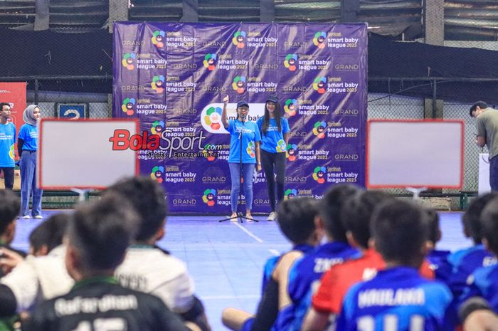 CEO Superbrands Indonesia, Grandtyana Mayasari, sedang memberikan sambutan dalam acara Superbrands Smart Baby League 2023 di Lapangan Futsal Cilandak Town Square, Sabtu (23/9/2023).