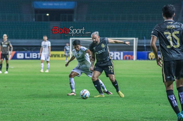 Henry Matias Mier Codina (kanan) sedang mengusai bola dan dibayangi Edo Febriansah (kiri) dalam laga pekan ke-13 Liga 1 2023 antara Bhayangkara FC versus Persib Bandung di Stadion Patriot Candrabhaga, Bekasi, Jawa Barat, Sabtu (23/9/2023).