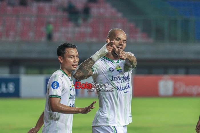David Da Silva (kanan) sedang melakukan selebrasi seusai mencetak gol dalam laga pekan ke-13 Liga 1 2023 antara Bhayangkara FC versus Persib Bandung di Stadion Patriot Candrabhaga, Bekasi, Jawa Barat, Sabtu (23/9/2023).
