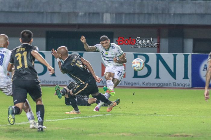 Ciro Alves sedang menendang bola dalam laga pekan ke-13 Liga 1 2023 antara Bhayangkara FC versus Persib Bandung di Stadion Patriot Candrabhaga, Bekasi, Jawa Barat, Sabtu (23/9/2023).