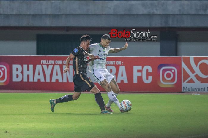 Ciro Alves (kanan) sedang menguasai bola dalam laga pekan ke-13 Liga 1 2023 antara Bhayangkara FC versus Persib Bandung di Stadion Patriot Candrabhaga, Bekasi, Jawa Barat, Sabtu (23/9/2023).