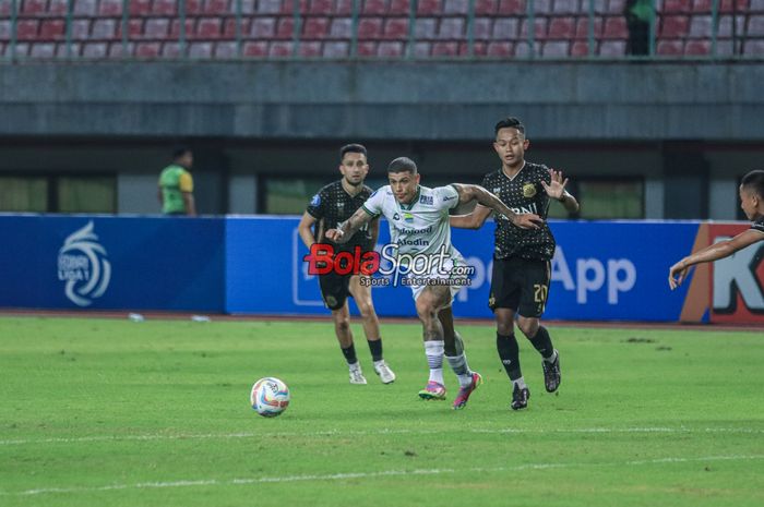 Ciro Alves (tengah) sedang menguasai bola dan dibayangi Adam Najem (kiri) dan Sani Rizki Fauzi (kanan) dalam laga pekan ke-13 Liga 1 2023 antara Bhayangkara FC versus Persib Bandung di Stadion Patriot Candrabhaga, Bekasi, Jawa Barat, Sabtu (23/9/2023).