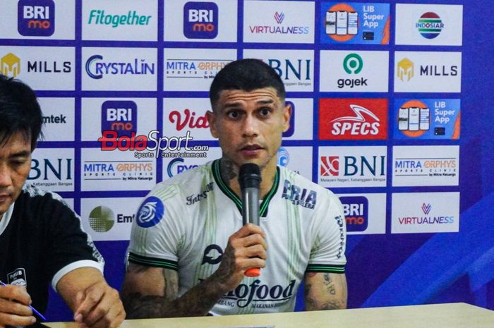 Pemain Persib Bandung, Ciro Alves, sedang memberikan keterangan kepada awak media di Stadion Patriot Candrabhaga, Bekasi, Jawa Barat, Sabtu (23/9/2023).