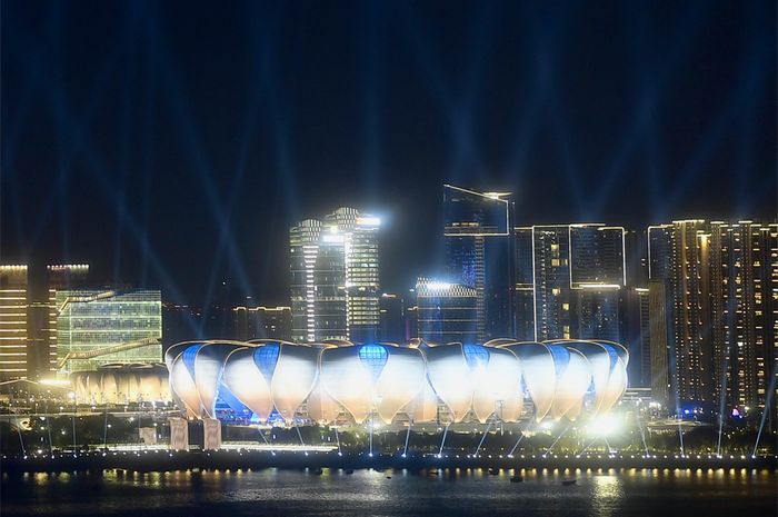 Pemandangan pertunjukan lampu di Hangzhou Olympic Sports Centre Stadium yang akan menjadi venue upacara pembukaan Asian Games 2022 di Hangzhou, China, pada 23 September 2023.