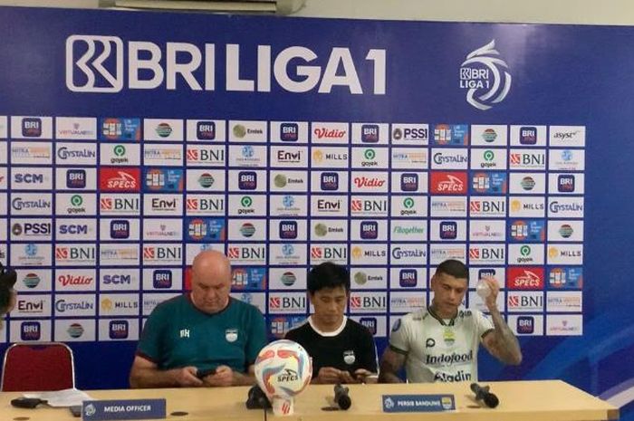 Winger Persib Bandung, Ciro Alves, terlihat membawa plastik yang berisikan es batu ke ruangan jumpa pers seusai kemenangan 1-2 atas Bhayangkara FC pada pekan ke-13 Liga 1 2023-2024.