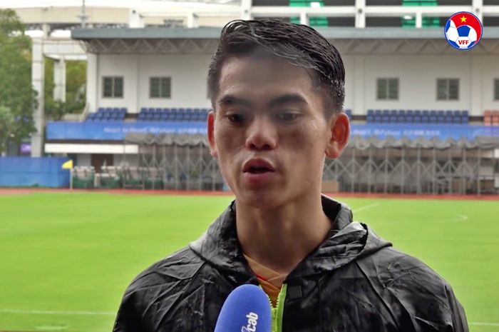 Gelandang Vietnam, Khuat Van Khang, memberikan wawancara kepada pers jelang laga penentuan menghadapi Arab Saudi di Grup B Asian Games 2022.