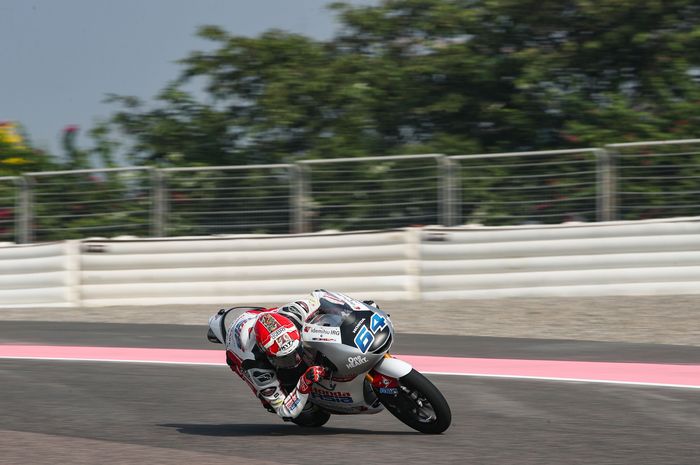 Pembalap Indonesia, Mario Suryo Aji, saat tampil pada hari pertama Moto3 India 2023