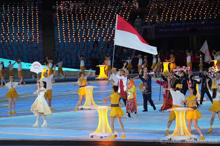 Defile tim Indonesia dalam upacara pembukaan Asian Games 2022 di National Stadium Hangzhou, Kota Hangzhou, China, Sabtu (23/9/2023)