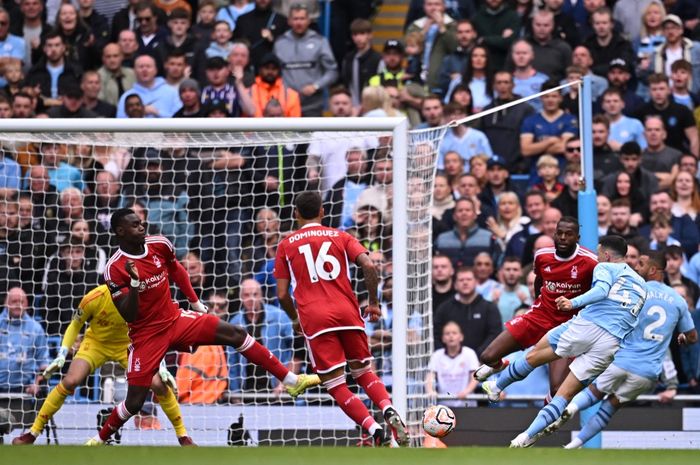 Phil Foden mencetak gol Manchester City ke gawang Nottingham setelah melalui 46 sentuhan dalam duel Liga Inggris di Etihad Stadium (23/9/2023).