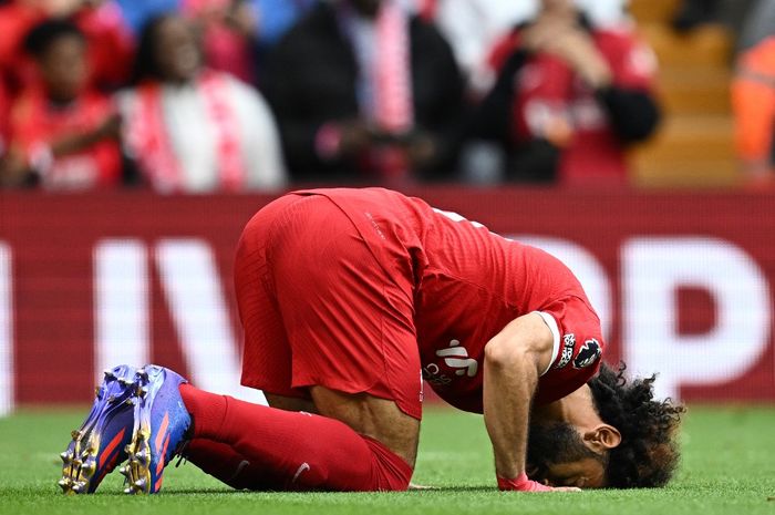 Mohamed Salah bersujud merayakan golnya dalam laga Liverpool vs West Ham pada lanjutan Liga Inggris di Anfield (24/9/2023).