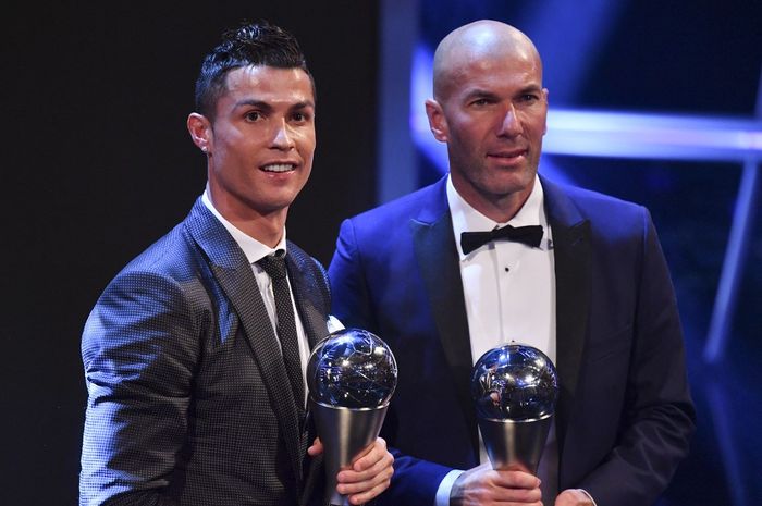 Zinedine Zidane (kanan) dan Cristiano Ronaldo berpose dengan trofi penghargaan The Best FIFA Awards 2017. 