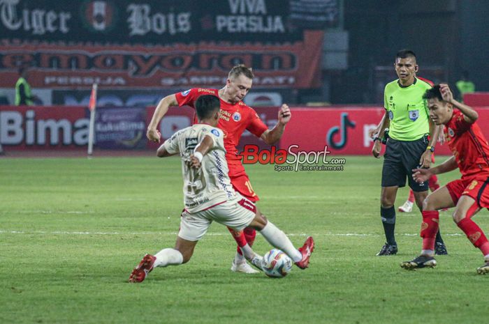 Maciej Gajos sedang menguasai bola dalam laga pekan ke-13 Liga 1 2023 antara Persija Jakarta versus Bali United di Stadion Patriot Candrabhaga, Bekasi, Jawa Barat, Minggu (24/9/2023).