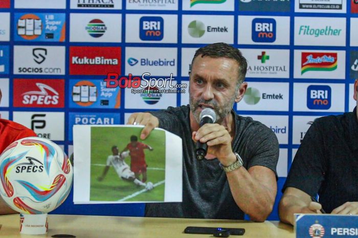 Pelatih Persija Jakarta, Thomas Doll, sempat menunjukkan foto timnya dicurangi wasit karena tak dapat penalti saat melawan Bali United dalam laga pekan ke-13 Liga 1 2023 di Stadion Patriot Candrabhaga, Bekasi, Jawa Barat, Minggu (24/9/2023).