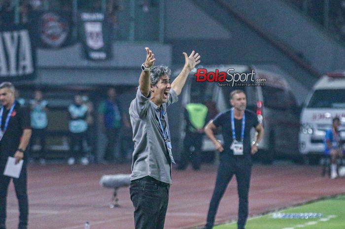 Pelatih Bali United, Stefano Cugurra alias Teco, sedang memberikan intruksi kepada para pemainnya saat bertanding di Stadion Patriot Candrabhaga, Bekasi, Jawa Barat, Minggu (24/9/2023).