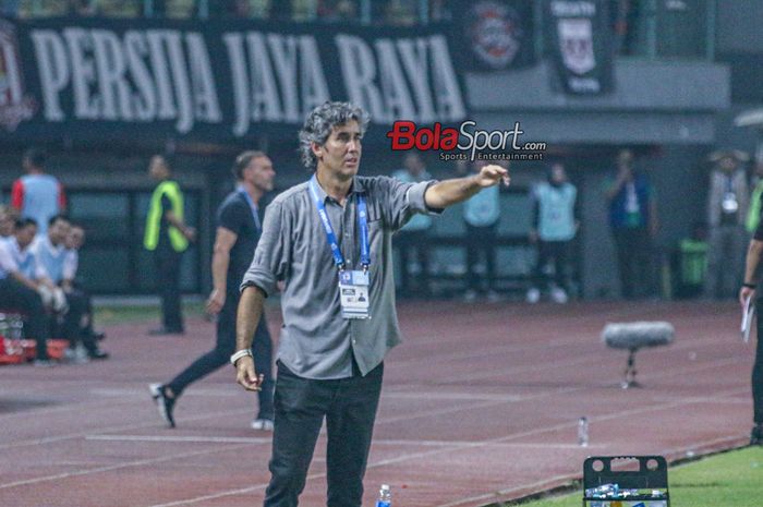 Pelatih Bali United, Stefano Cugurra alias Teco, sedang memberikan intruksi kepada para pemainnya saat bertanding di Stadion Patriot Candrabhaga, Bekasi, Jawa Barat, Minggu (24/9/2023).