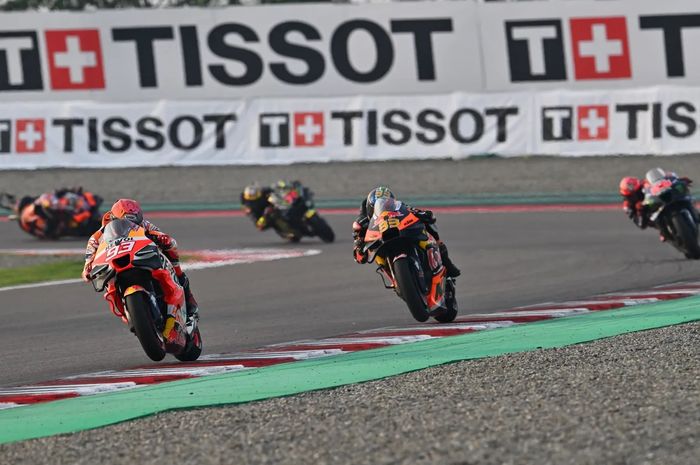 Pembalap Repsol Honda, Marc Marquez, memimpin rombongan pembalap dari posisi keempat saat sprint MotoGP India di Sirkuit Buddh, Uttar Pradesh, India, 23 September 2023. Tampak mengikuti di belakang adalah Brad Binder, Fabio Quartararo, Marco Bezzecchi, dan Jack Miller. 