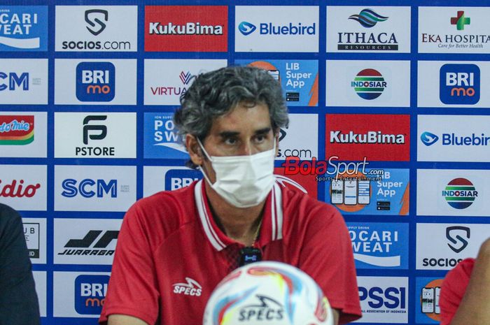Pelatih Bali United, Stefano Cugurra alias Teco, sedang memberikan keterangan kepada awak media di Stadion Patriot Candrabhaga, Bekasi, Jawa Barat, Minggu (24/9/2023).
