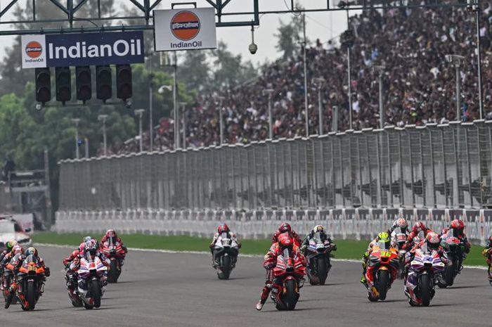 Para pembalap MotoGP saat start balapan MotoGP India di Sirkuit Buddh, Uttar Pradesh, India, 24 September 2023