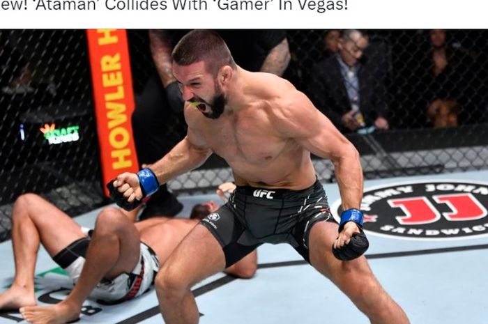 Jagoan yang disebut miliki jurus lebih sangar dari Islam Makhachev, Mateusz Gamrot merayakan kemenangannya di UFC Vegas 79.