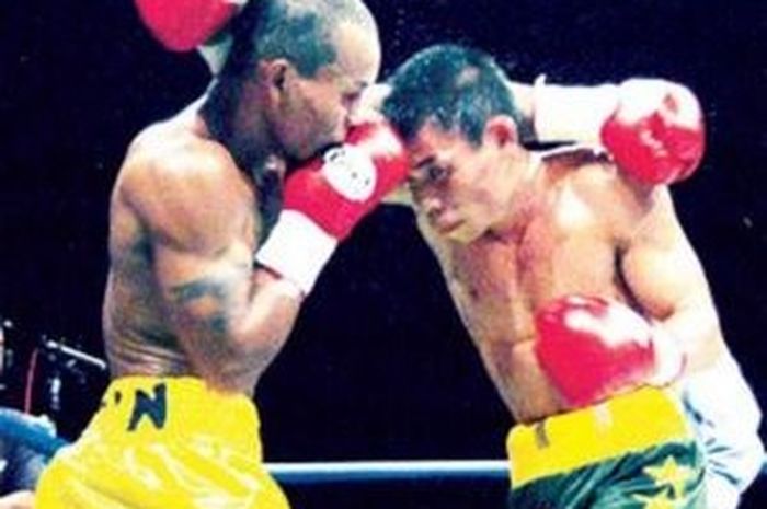 Pertarungan Chris John (kanan) melawan Oscar Leon dalam perebutan sabuk juara interim kelas bulu WBA, 26 September 2003 di Bali.