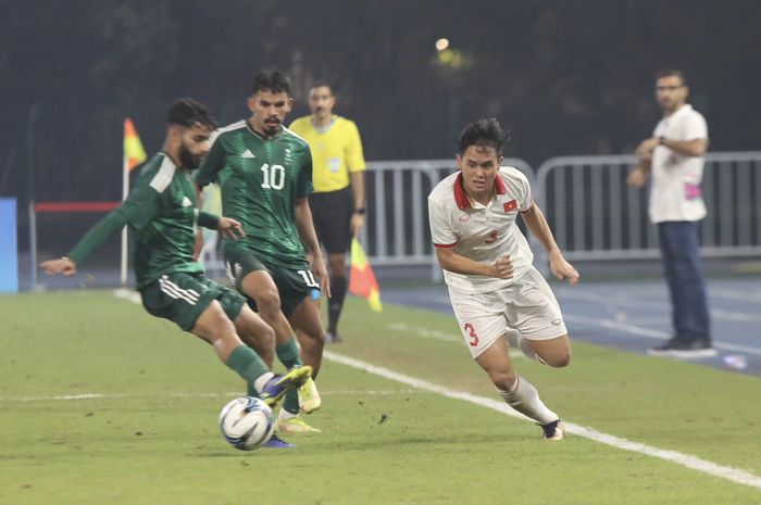 Timnas U-24 Vietnam (putih) menelan kekalahan 1-3 melawan Arab Saudi di laga terakhir Grup B Asian Games 2022.