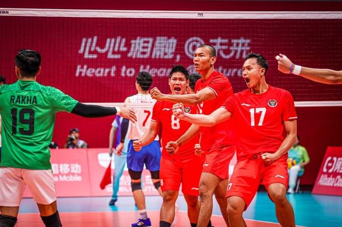 Tim voli putra Indonesia menghadapi China pada babak 12 besar Asian Games 2022 di LSC Gymnasium, Hangzhou, China, Jumat (22/9/2023)