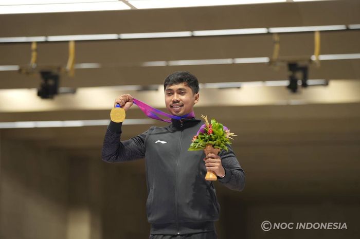 Petembak Indonesia, Muhammad Sejahtera Dwi Putra, berdiri di podium tertinggi usai meraih medali emas Asian Games 2022 dari nomor 10m running target putra di Fuyang Yinhu Sports Centre, Hangzhou, China, 25 September 2023