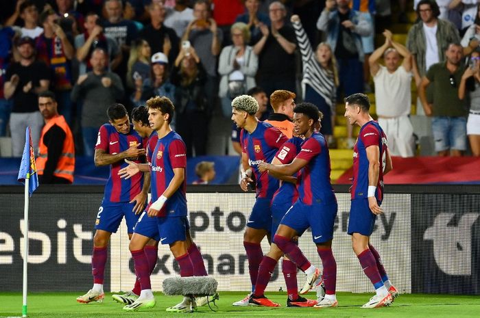 Para pemain Barcelona merayakan gol Joao Cancelo ke gawang Celta Vigo dalam partai Liga Spanyol di Estadi Olimpic Lluis Companys (23/9/2023).