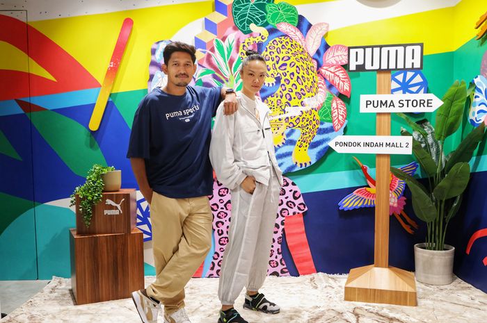 Ibnu Jamil (kiri) dan Kelly Tandiono hadir sebagai brand ambassador PUMA Indonesia dalam acara pembukaan gerai baru di Pondok Indah Mall 2, Jakarta (26/9/2023).