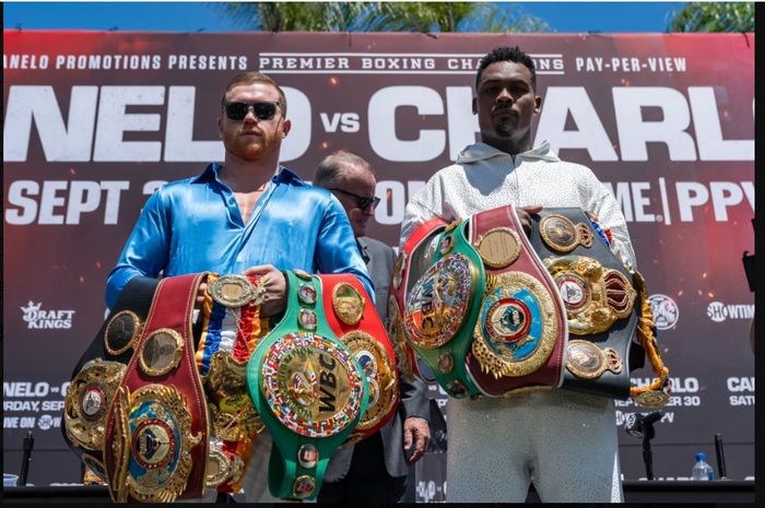 Raja tinju kelas menengah super, Canelo Alvarez (kiri) diramal kalah dari calon lawannya, Jermell Charlo (kanan) oleh eks pelatih Manny Pacquiao, Freddie Roach.