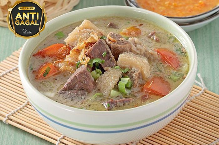 Hidangan soto Betawi susu.