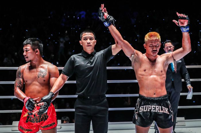 Rodtang Jitmuangnon (kiri), dinyatakan kalah dari Superlek Kiatmoo9 di ONE Friday Fights 34, Jumat (22/9/2023) di Bangkok.