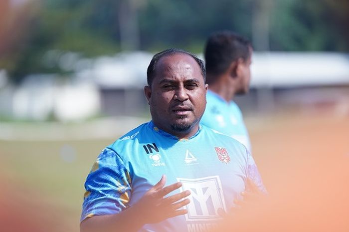 Pelatih kepala Malut United FC, Imran Nahumarury, sedang memberikan arahan kepada para pemainnya.