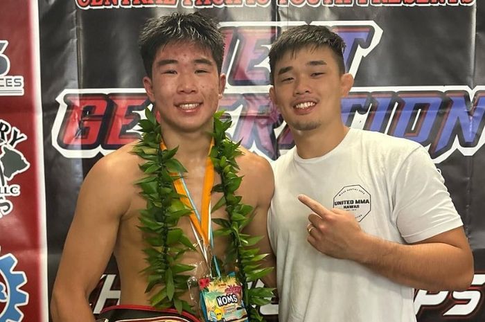 Adrian Lee (kiri) dengan kakaknya yang juga juara kelas ringan dan welter ONE Championship, Christian Lee.
