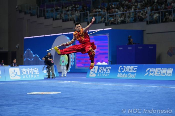 Atlet wushu putra Indonesia, Harris Horatius saat beraksi di nomor Nangun pada Asian Games 2022 di XSG Sports Centre, Hangzhou, China, Selasa (26/9/2023).