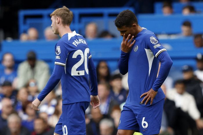 Reaksi pemain Chelsea, Cole Palmer dan Thiago Silva, saat menghadapi Aston Villa di Stamford Bridge (24/9/2023). Darurat gol di Liga Inggris, The Blues kena degradasi terakhir kali melakoni start sejelek musim ini.
